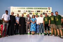 na scenie stoją władze klubu, zawodnicy i przedstawiciele samorządu w tle baner IIMemoriału Ludwika Dziewońskiego