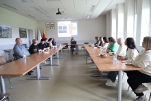 w sali konferencyjnej przy stołach ułożonych w literę U siedzą przedstawiciele z Ukrainy, w centralnym miejscu siedzi skeretarz gminy, za nią wyświetlana jest na ekranie prezentacja 