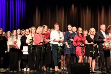 Na zdjęciu uczestniczy Festiwalu razem z organizatorami na scenie