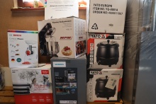 sprzęty agd ustawione w kartonach m.in. lodówka, robot kuchenny itp.