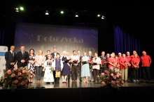 Zdjęcie grupowe wszytskich laureatów Nagrody Burmistrza stojących na scenie