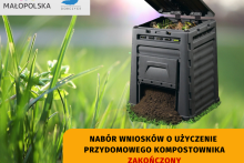 przydomowy kompostownik stoi na trawie u góry grafiki logo małopolski i dobczyc na dole napis nabór wniosków o użyczenie przydomowego kimpostownika zakończony