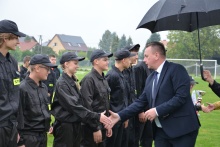 Na zdjęciu burmistrz Tomasz Suś gratuluje uczestnikom zawodów