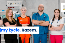 Na zdjęciu personel medyczny i napis: Ratujmy Życie. Razem.