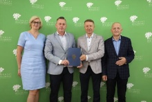Zdjecie, na którym jest burmistrz Tomasz Suś, skarbnik Antonina Trojan, członek zarządu Andrzej Słonina oraz starosta Józef Tomal