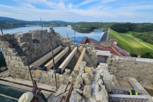 Zdjęcie przedstawiające rekonstrukcje murów zamkowych