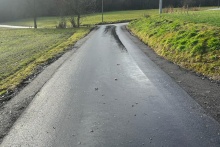 droga aswaltowa a obok tereny trawiaste 
