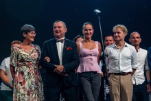 Podpułkownik Krzysztof Miękina na scenie z rodziną i przyjaciółmi