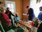 Pani Maria Karcz w otoczeniu rodziny oraz przedstawicieli samorządu