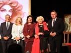na scenie od lewejs trony stoi wiceprzewodniczący Marek Kaczor wiceburmistrz Edyta podmokły przewodnicząca Małgorzata Jakubowska Magdalena Sokołowska-Gawrońska i burmistrz Tomasz Suś