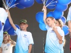 Dzieci z balonami na scenie