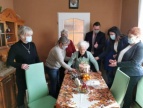 Pani Maria Karcz w otoczeniu rodziny oraz przedstawicieli samorządu