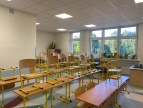 klasa szkolna po remoncie, sufit podwieszany, okno, ławki i krzesła