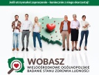 grupa osób w różnym wieku na tle kontur Polski i czerwone serce w centrum