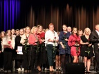 Na zdjęciu uczestniczy Festiwalu razem z organizatorami na scenie