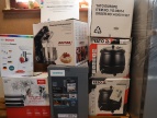 sprzęty agd ustawione w kartonach m.in. lodówka, robot kuchenny itp.