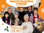 PLAKAT OSOBY W ZIMOWYCH CZAPKACH, W SZALIKACH Z KARTONEM PEŁNYM ŻYWNOŚCI PLAKAT ZACHĘCAJĄCY DO WŁĄCZENIA SIĘ W ZBIÓRKĘ ŻYWNOŚCI W DNIACH 29-30.11