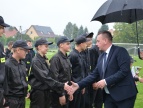 Na zdjęciu burmistrz Tomasz Suś gratuluje uczestnikom zawodów