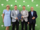 Zdjecie, na którym jest burmistrz Tomasz Suś, skarbnik Antonina Trojan, członek zarządu Andrzej Słonina oraz starosta Józef Tomal