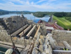 Zdjęcie przedstawiające rekonstrukcje murów zamkowych