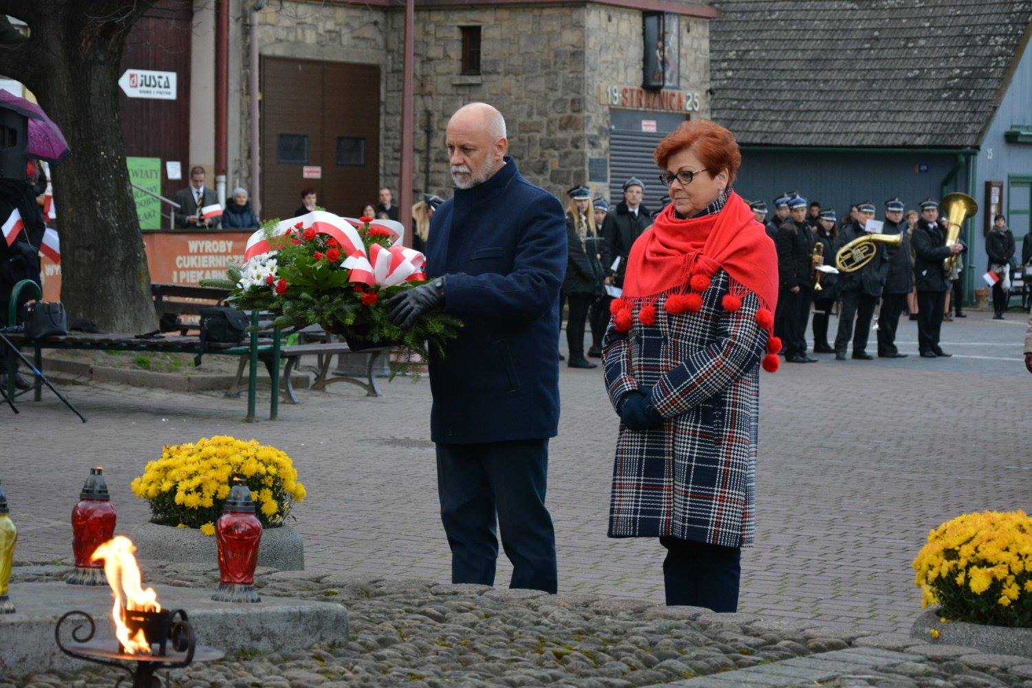 Burmistrz wraz z Wiceburmistrz składa kwiaty na symbolicznym Grobie Nieznanego Żołnierza w Rynku w Dobczycach