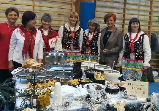 Koło Gospodyń Wiejskich z Rudnika na konkursie potraw wigilijnych "Choinka przy wigilinym stole"