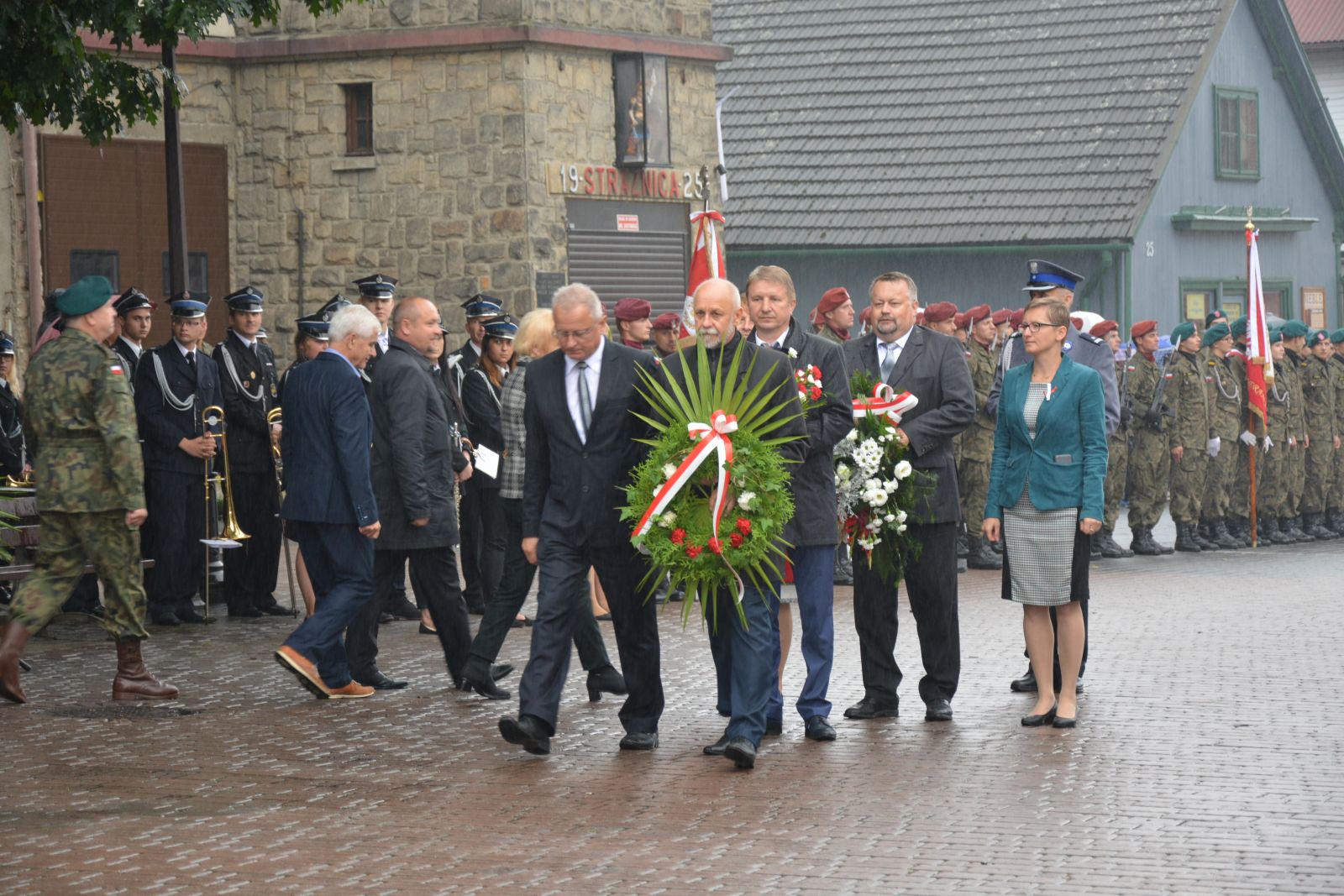 Burmistrz Paweł Machnicki i Dyrektor MGOKiS Dobczyce Andrzej Topa składają kwiaty na Grobie Nieznanego Żołnierza w Dobczycach
