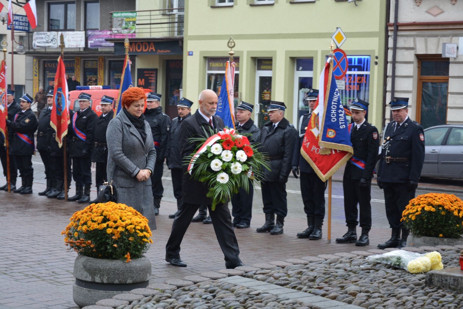 Złożenie wieńca na symbolicznym Grobie Nieznanego Żołnierza w Rynku