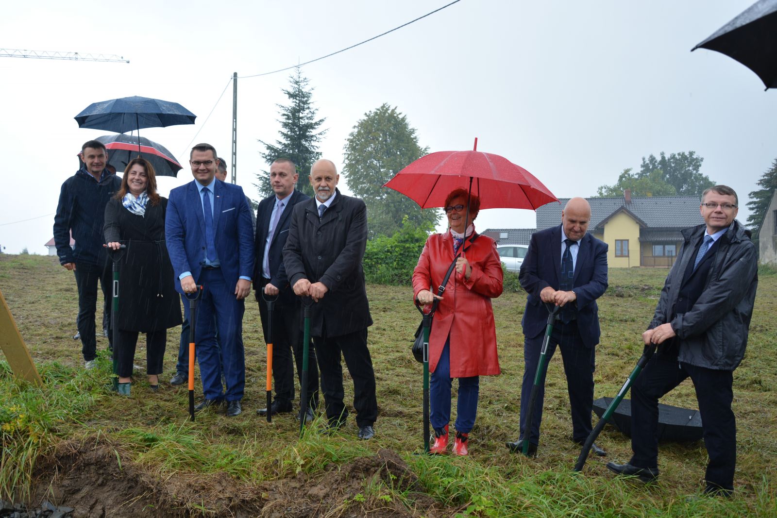 wbicie łopaty pod budowę szkoły w Dziekanowicach