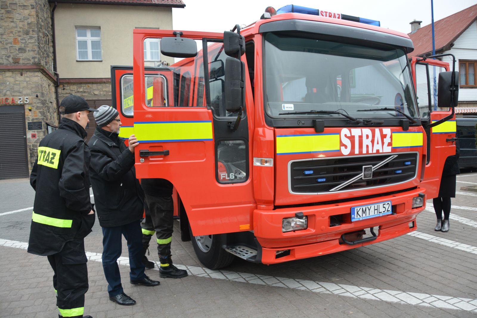 burmistrz Dobczyc ogląda nowo zakupiony samochód strażacki dla jednostki OSP Skrzynka