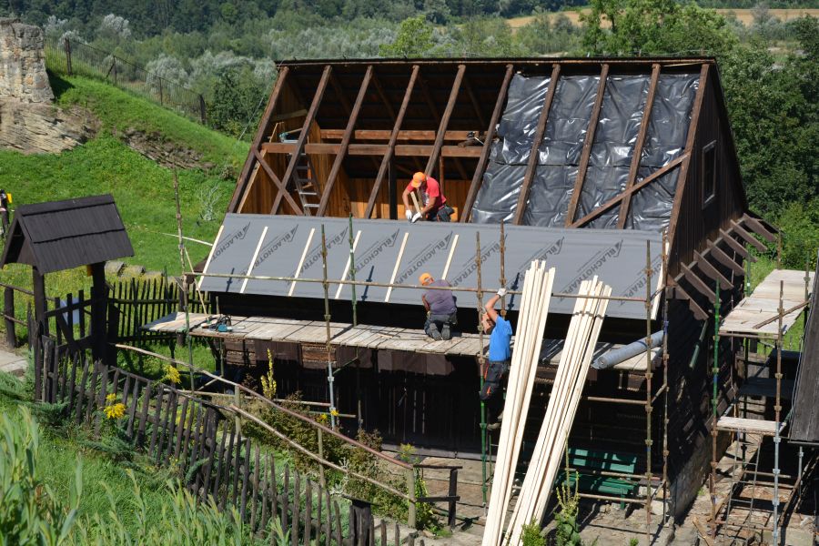 zdjęcie - prace remontowe przy skansenie