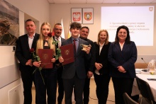 zdjęcie grupowe przedstawia Laureatów Nagrody Burmistrza Gminy i Miasta Dobczyce w dziedzinie sportu wraz z przedstawicielami samorządu