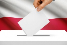 urna z kartą do głosowania