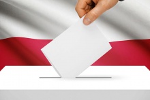 urna do głosowania na tle falgi biało-czerwonej