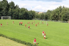 rozgrywki piłkarskie na boisku Dziecanovii
