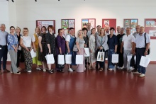 zdjęcie grupowe przedstawia uczestników delegacji z Ukrainy wraz z przedstawicielami dobczyckiego samorządu 