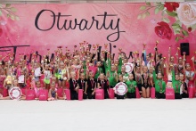zdjęcie grupowe laureatki ósmego turnieju wiosny stoa na tle różowego baneru z tytułem turnieju w rękach trzymają podniesione do góry puchary