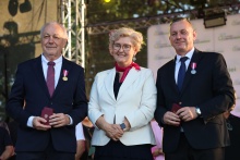 Od lewej: Marek Gabzdyl, wicewojewoda Elżbieta Achinger oraz burmistrz Gminy i Miasta Dobczyce Tomasz Suś podczas uroczystości wręczenia odznaczeń w czasie Dni Dobczyc. Marek Gabzdyl i Tomasz Suś prezentują otrzymane medale oraz etui z odznaczeniami.