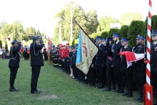 Uroczysty apel strażaków podczas obchodów jubileuszu 75-lecia OSP Kornatka.