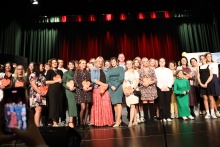 III Festiwal Talentów Osób z Niepełnosprawnościami w Dobczycach osoby na scenie na zakończenie festiwal