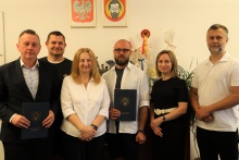 Burmistrz Gminy i Miasta Dobczyce Tomasz Suś podpisał dziś umowę z firmą Wiba Bochaccy s.c. na modernizację sali gimnastycznej w Szkole Podstawowej nr 1 w Dobczycach. W podpisaniu umowy, obok przedstawicieli wykonawcy, uczestniczyli również: wiceburmistrz Edyta Podmokły, dyrektor Szkoły Podstawowej nr 1 w Dobczycach Justyna Dudzik oraz kierownik Referatu Inwestycji Konrad Skiba. Wartość podpisanej umowy wynosi 221 230,10 zł. Inwestycja zostanie dofinansowana kwotą 86 120,00 zł brutto ze środków Fundacji 