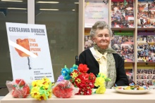 Czesława Dudzik - autorka kwiatów z bibuły