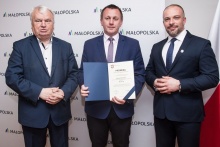 Przyznanie promesy w ramach konkursu "Remizy Małopolski 2019", fot. www.malopolska.pl