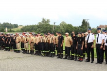 fotografia grupowa zbiórka strażaków z jednostek uczestniczących w zawodach