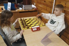 dwójka dzieci grający w szachy 