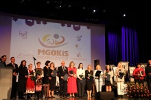 wspólne zdjęcie na dużej scenie