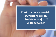 Dłoń trzymająca kartkę formatu wizytówki na której jest napisane Konkurs na stanowisko Dyrektora Szkoły Podstawowej nr 2 w Dobczycach