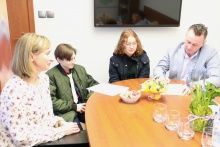 Na zdjęciu od lewej strony siedzą przy stole w gabinecie burmistrza: dyrektor Szkoły Podstawowej nr 1 w Dobczycach Justyna Dudzik, uczniowie Marek Klimala i Aleksandra Gabzdyl i burmistrz Tomasz Suś