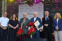 Laureaci samorządowych wyróżnień wraz z przedstawicielami władz Gminy Dobczyce podczas Dni Dobczyc