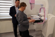 przy nowoczesnym cyfrowym aparatcie mamograficznym stoi burmistrz i Pani obsługująca aparat 